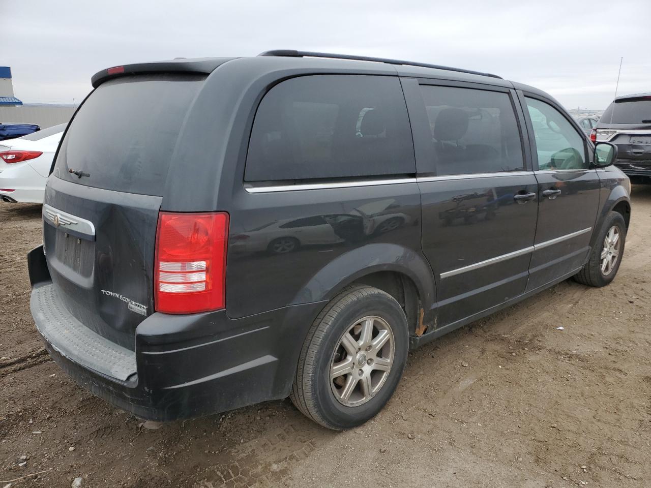 2009 Chrysler Town & Country - Image 3