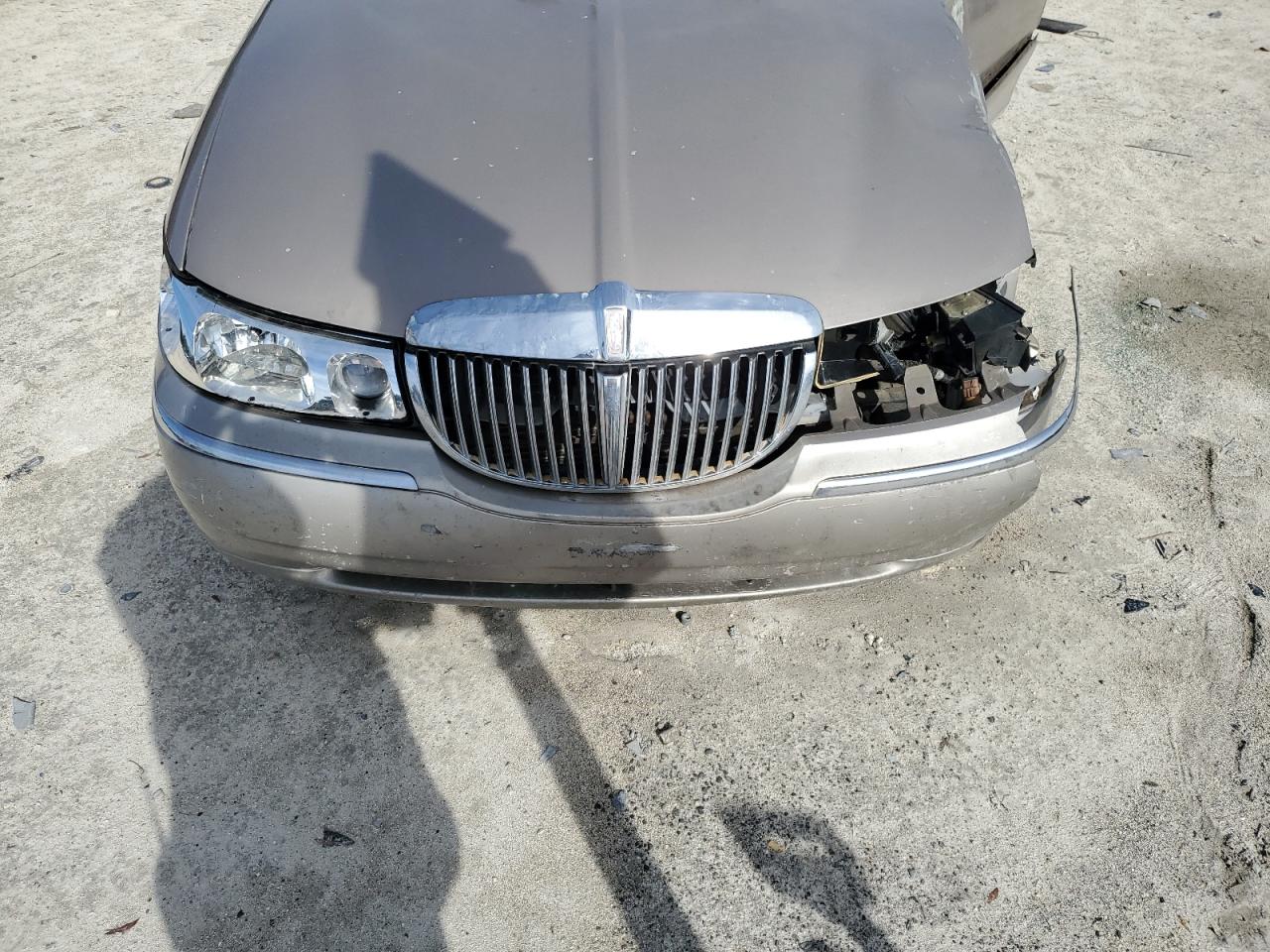 2001 Lincoln Town Car - Image 11