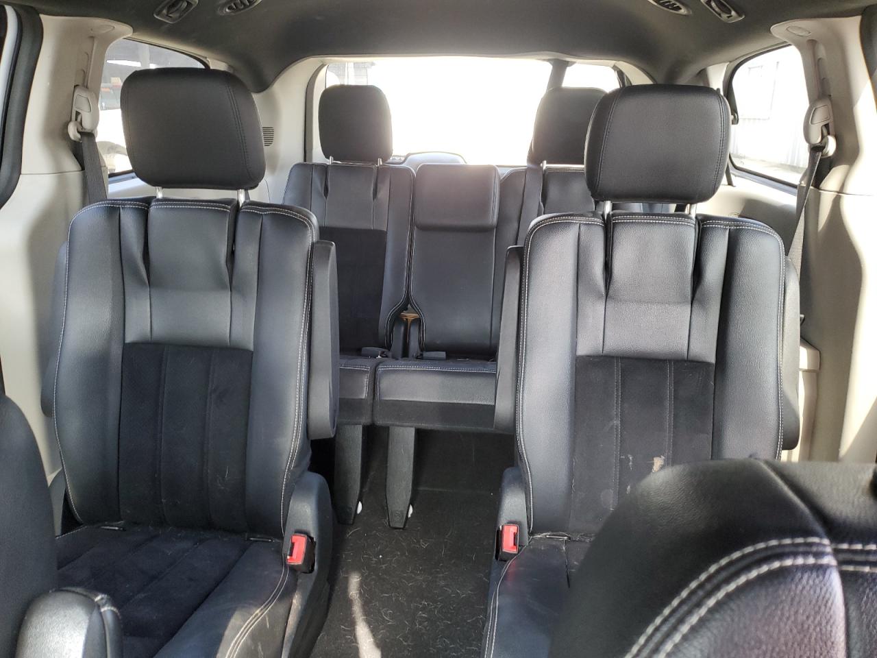 2017 Dodge Caravan - Image 10