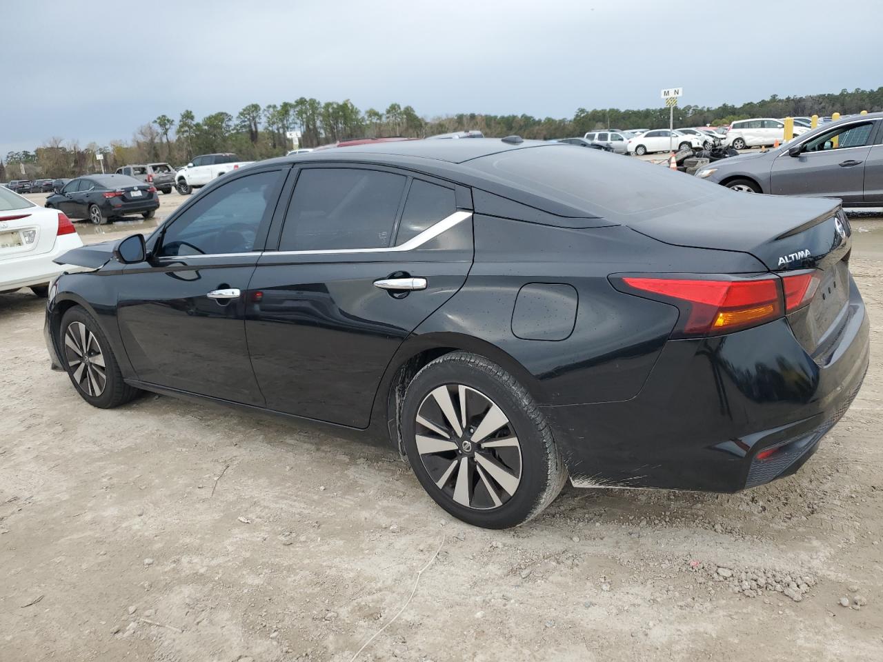 2020 Nissan Altima - Image 2