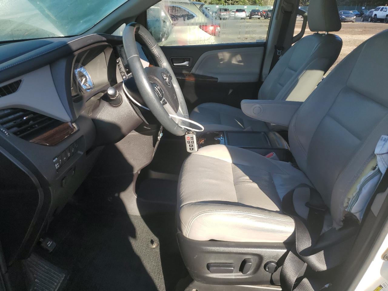 2016 Toyota Sienna - Image 7