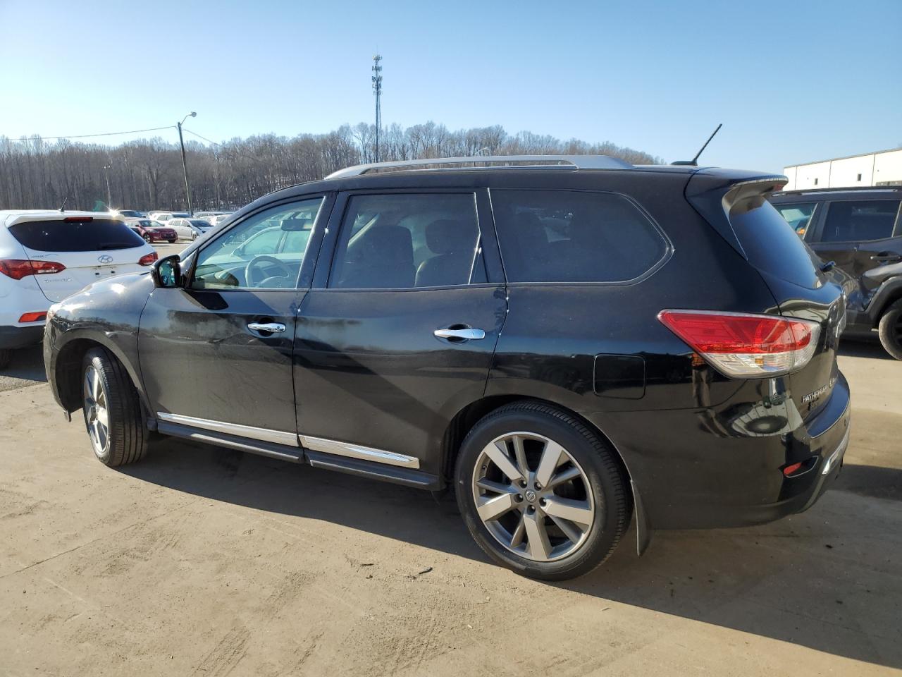 2014 Nissan Pathfinder - Image 2