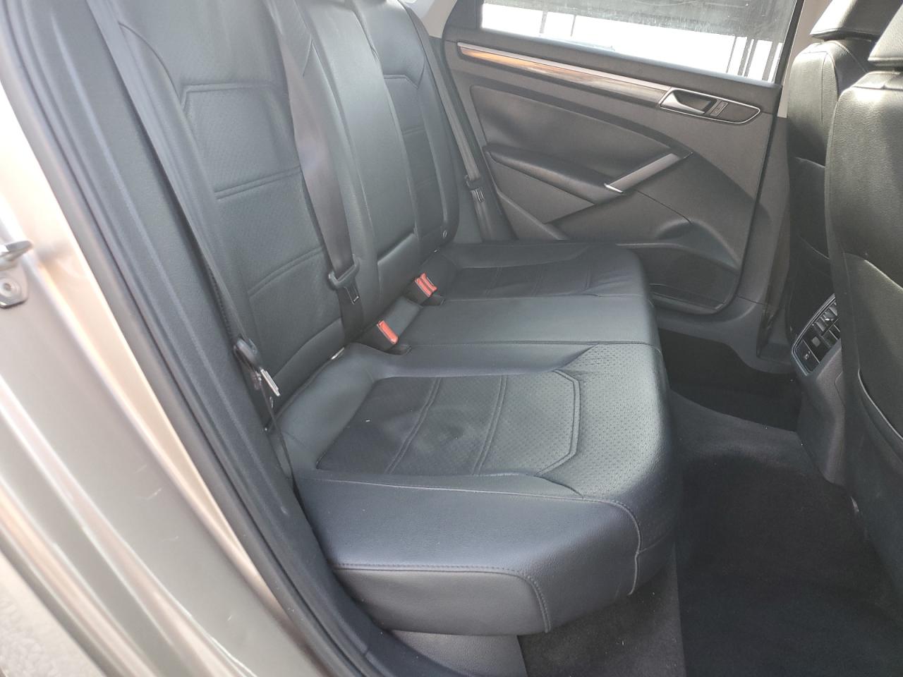 2016 Volkswagen Passat - Image 11