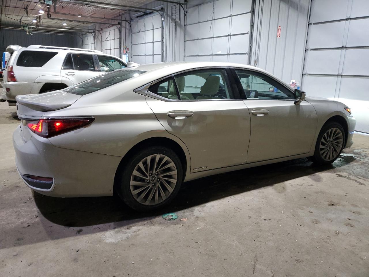 2022 Lexus ES - Image 3