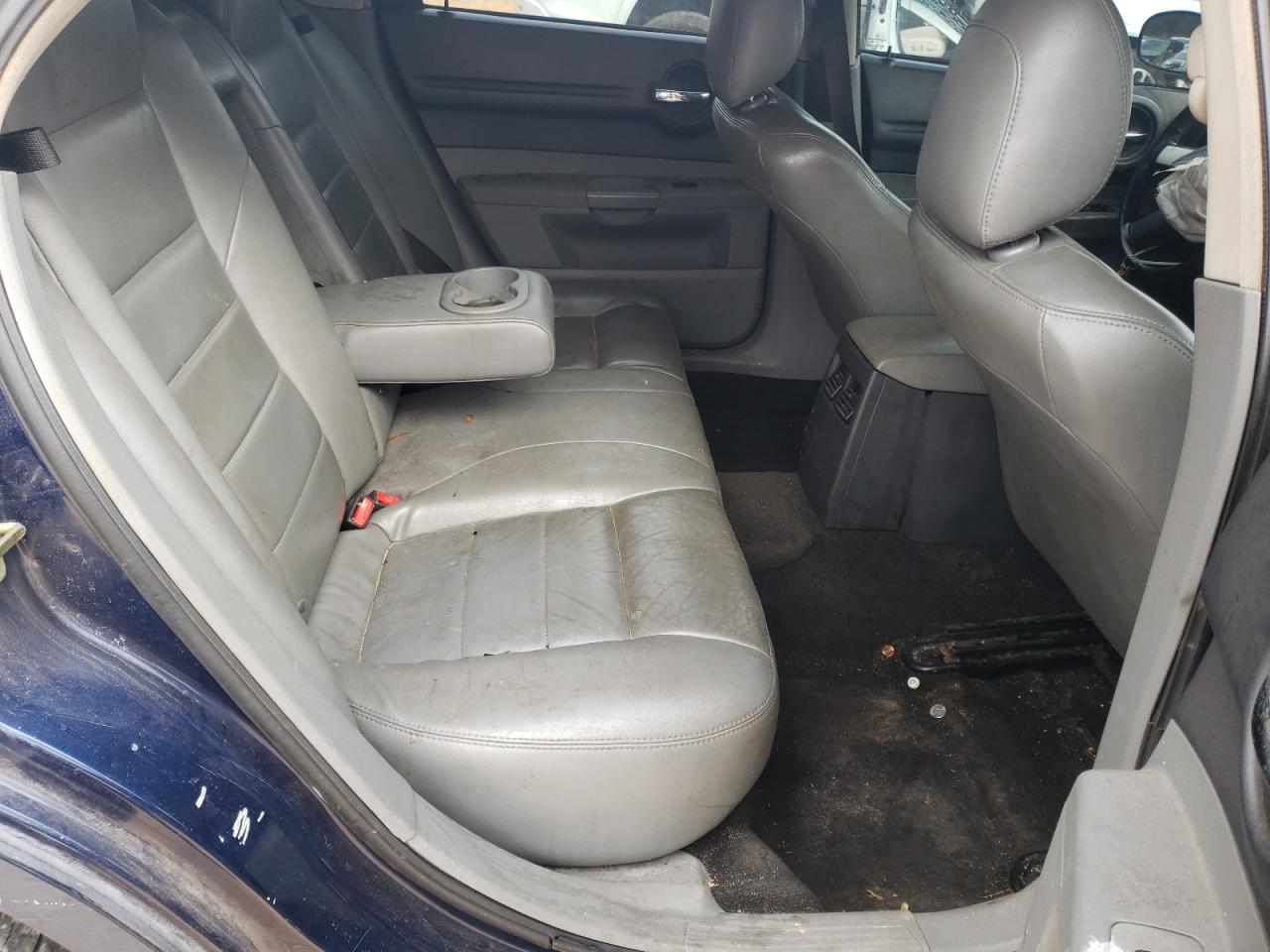 2005 Dodge Magnum - Image 10