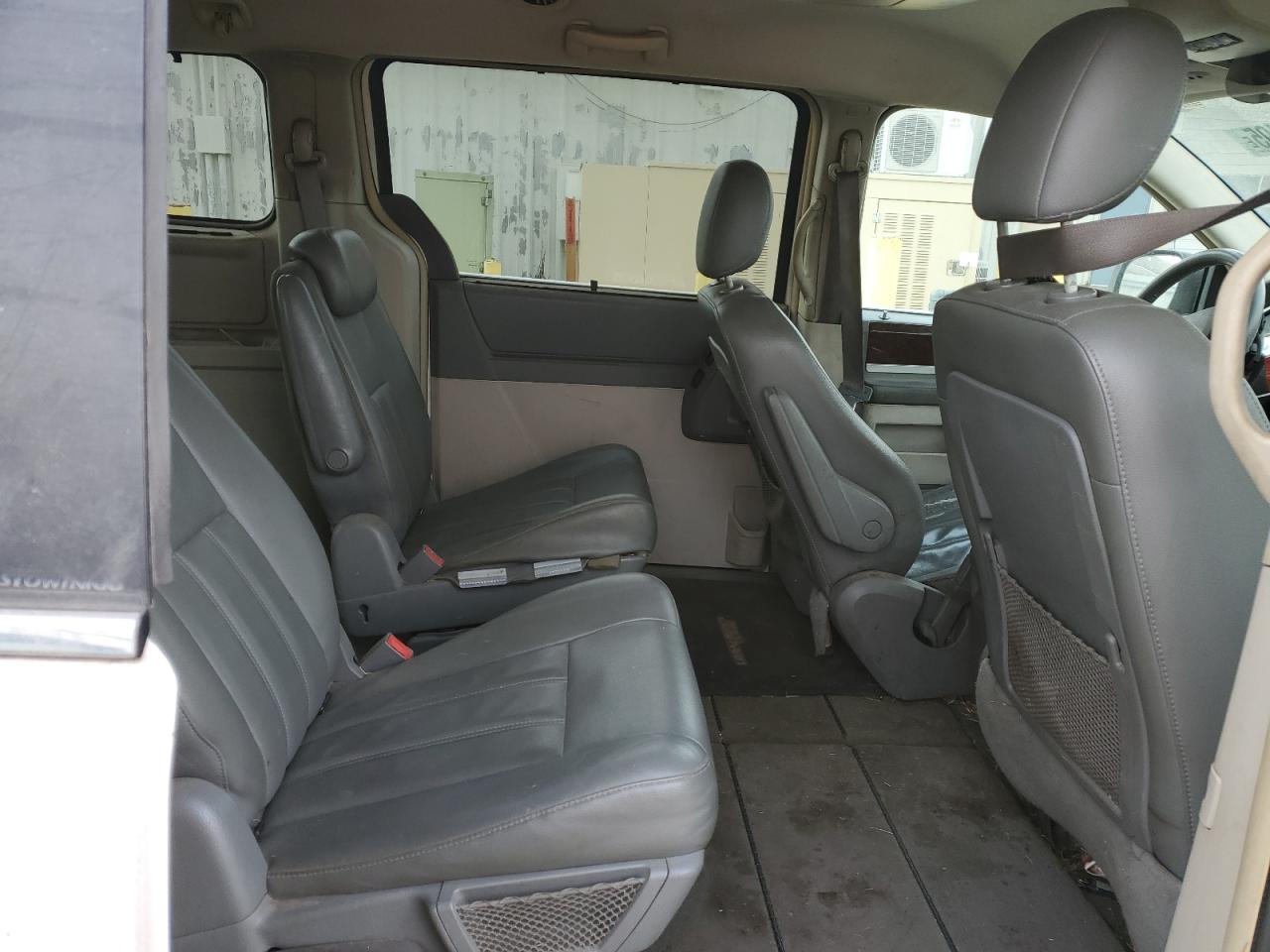 2010 Chrysler Town & Country - Image 11