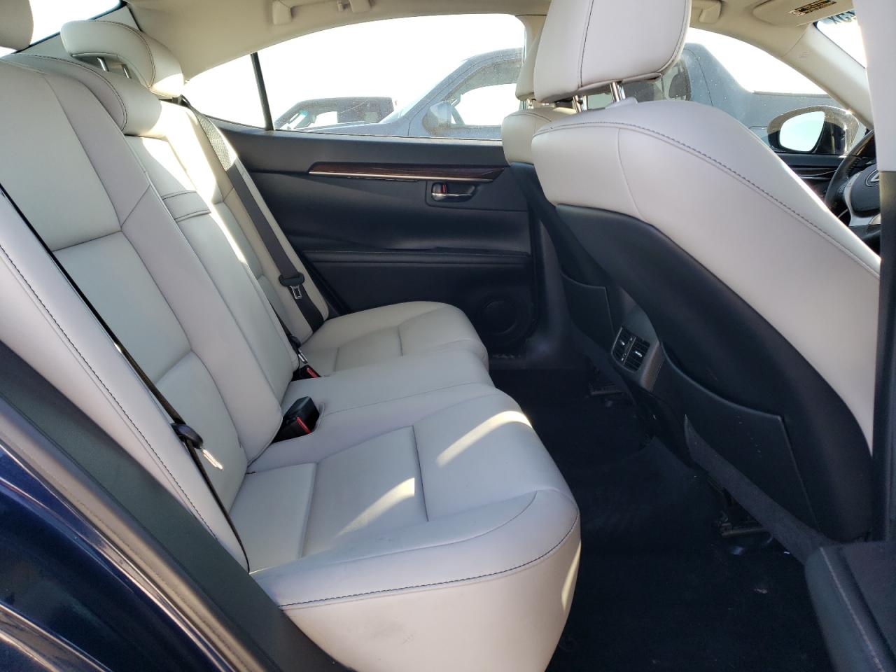 2013 Lexus ES - Image 10