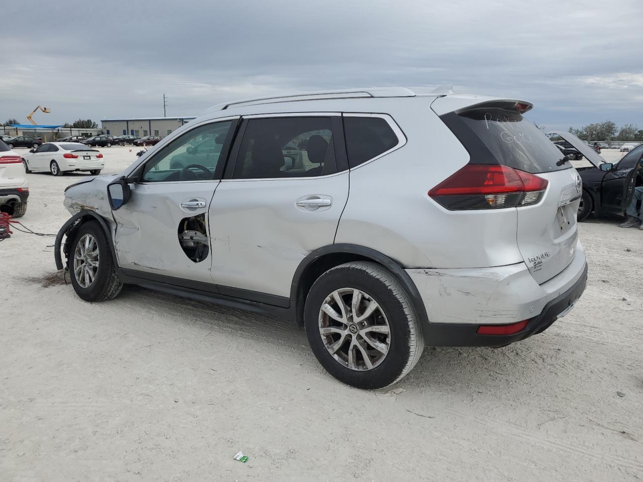 2019 Nissan Rogue - Image 2
