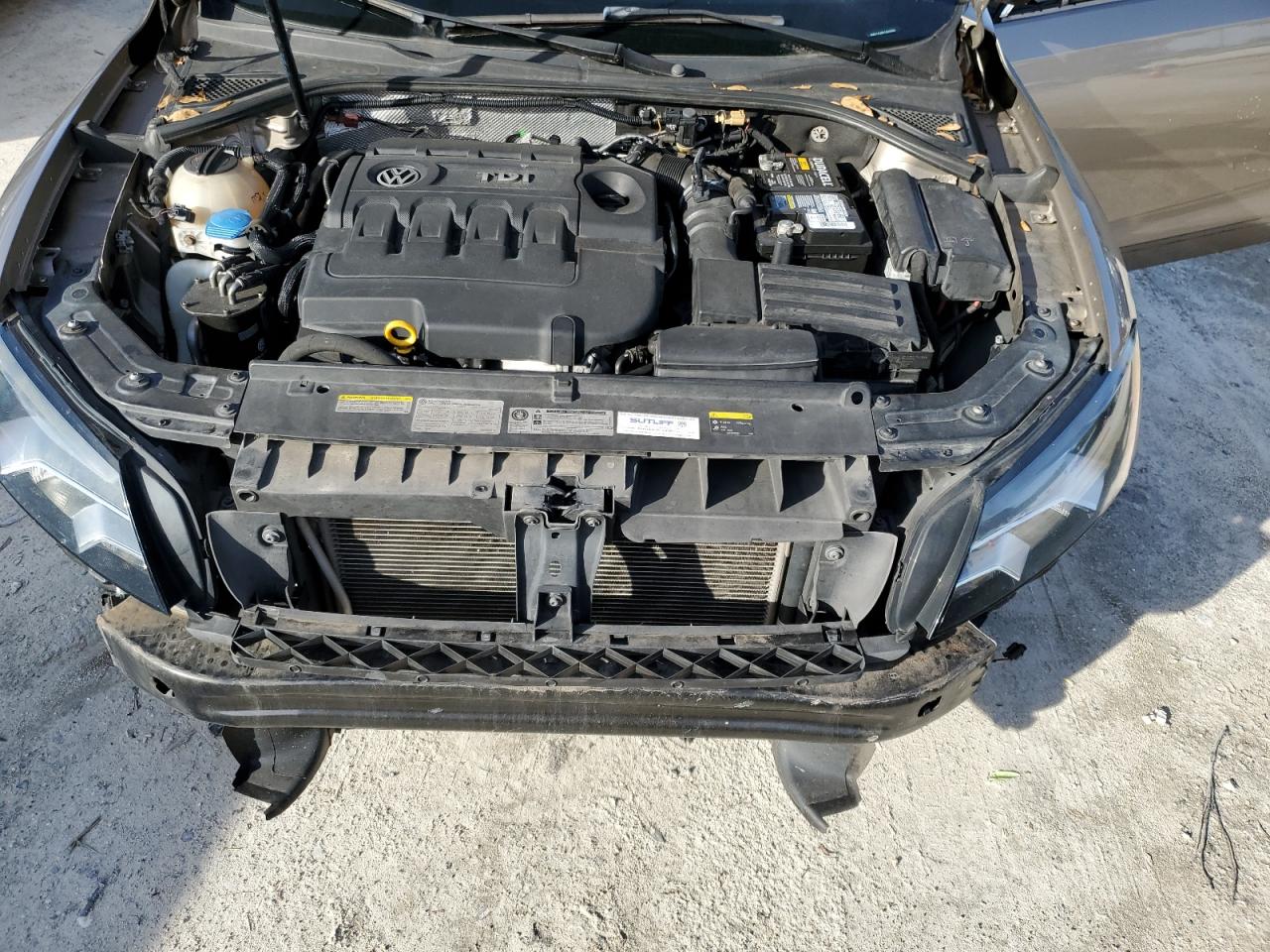 2015 Volkswagen Passat - Image 11