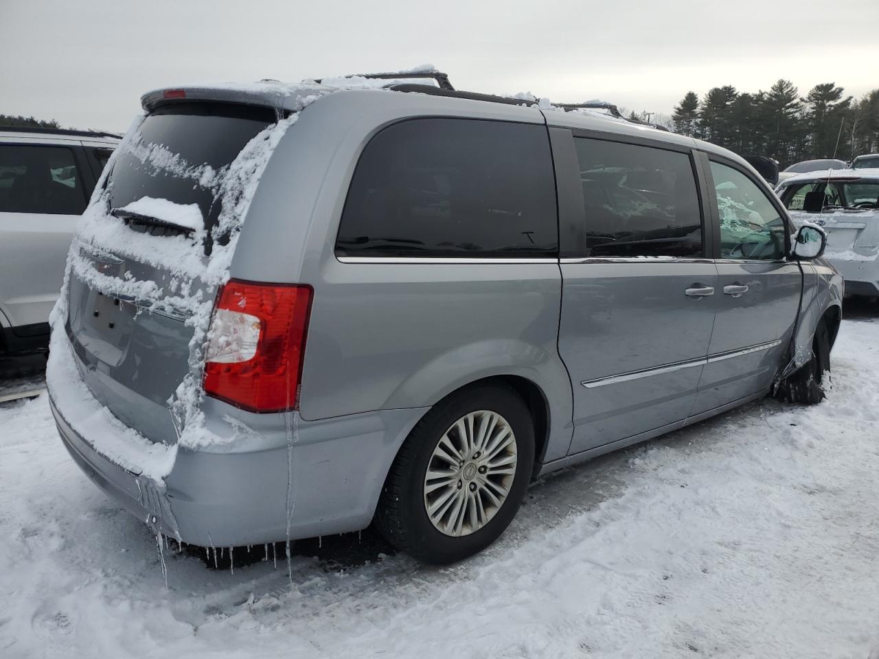 2013 Chrysler Town & Country - Image 3