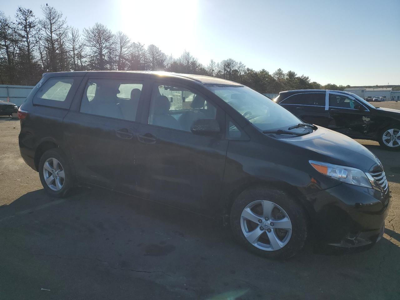 2017 Toyota Sienna - Image 4