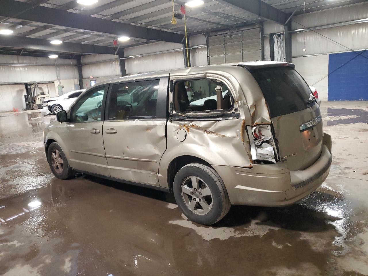 2009 Chrysler Town & Country - Image 2