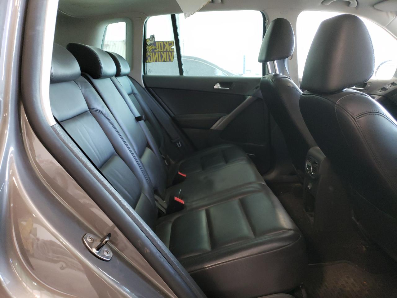 2010 Volkswagen Tiguan - Image 11