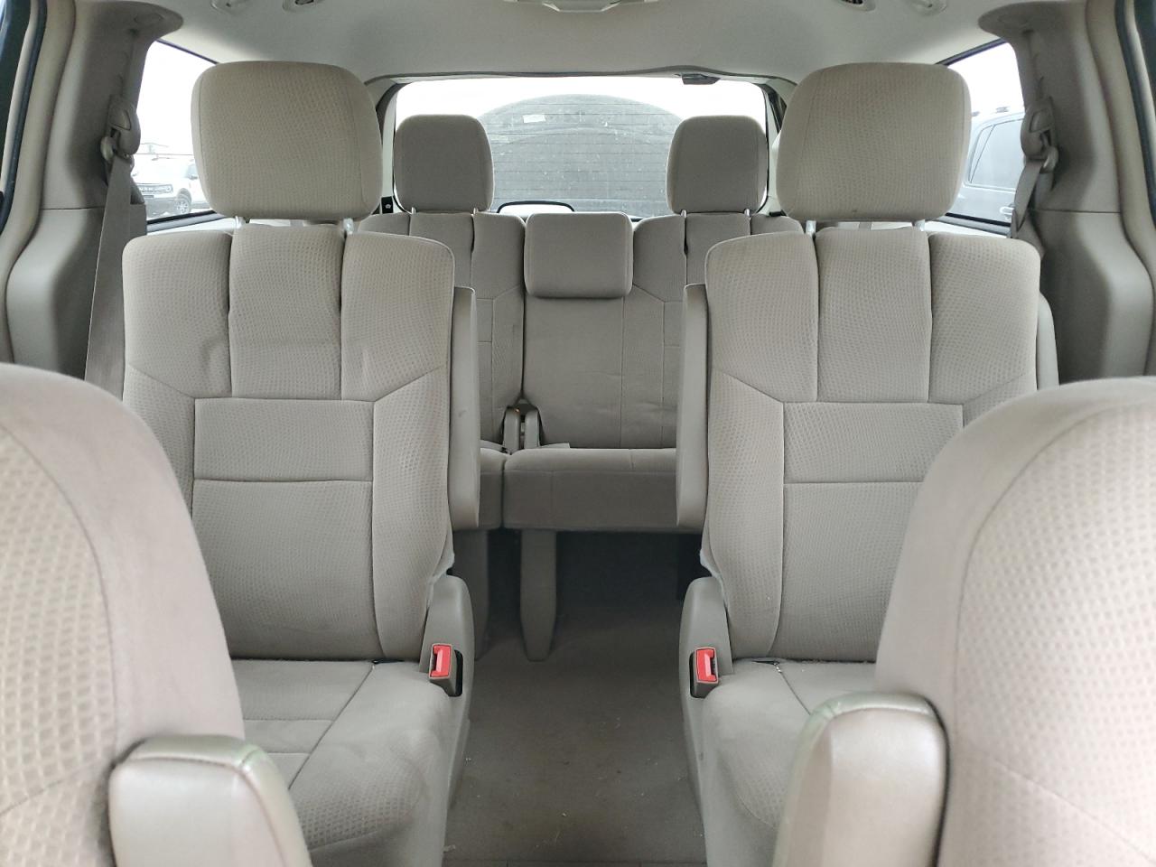 2014 Chrysler Town & Country - Image 10