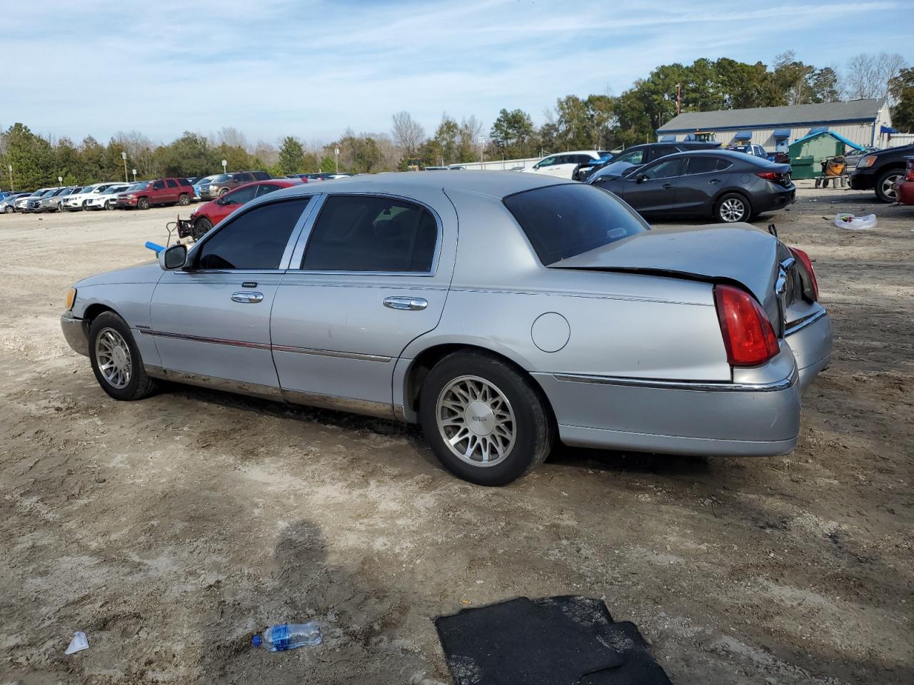 2002 Lincoln Town Car - Image 2