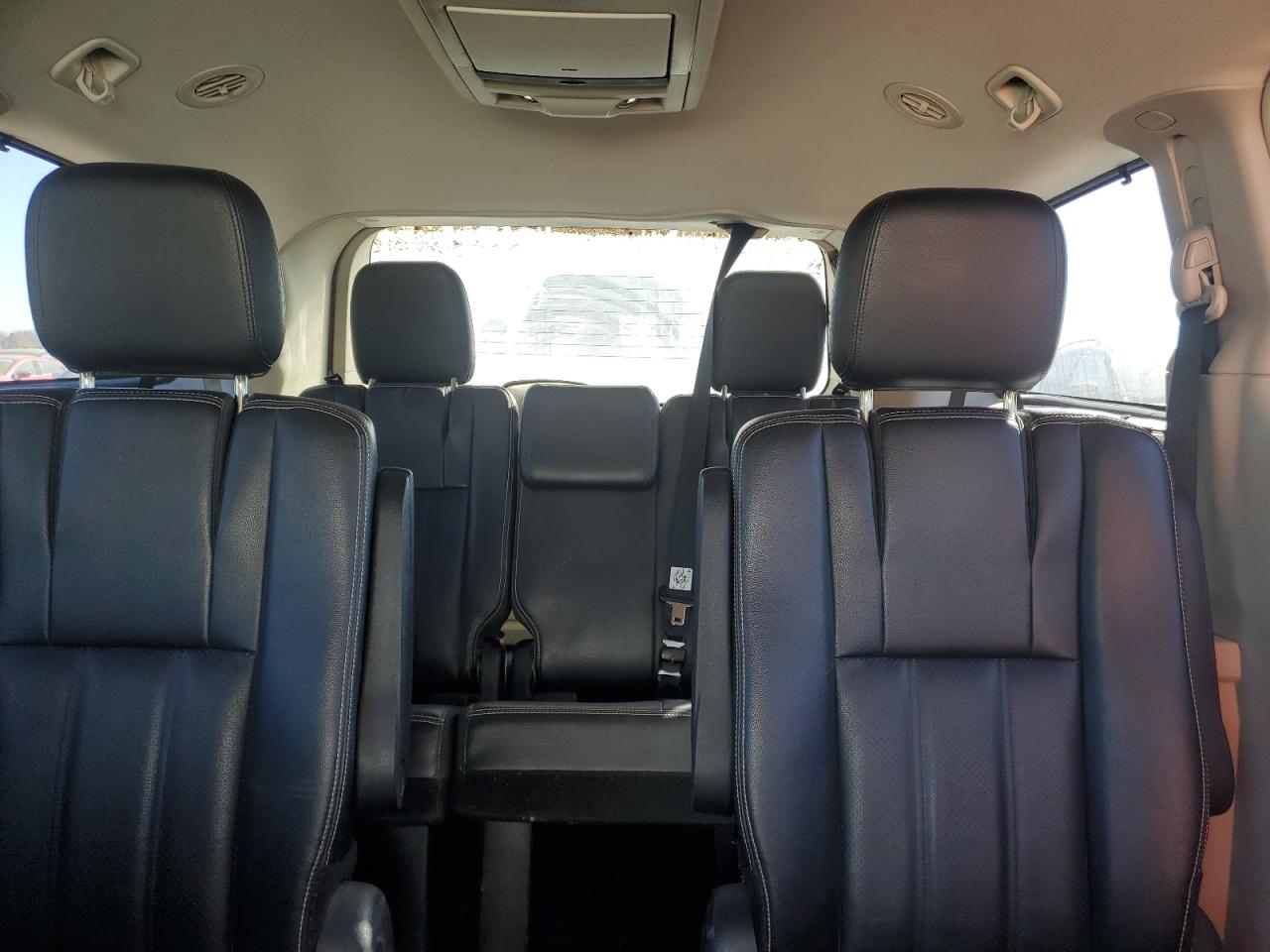 2013 Chrysler Town & Country - Image 10
