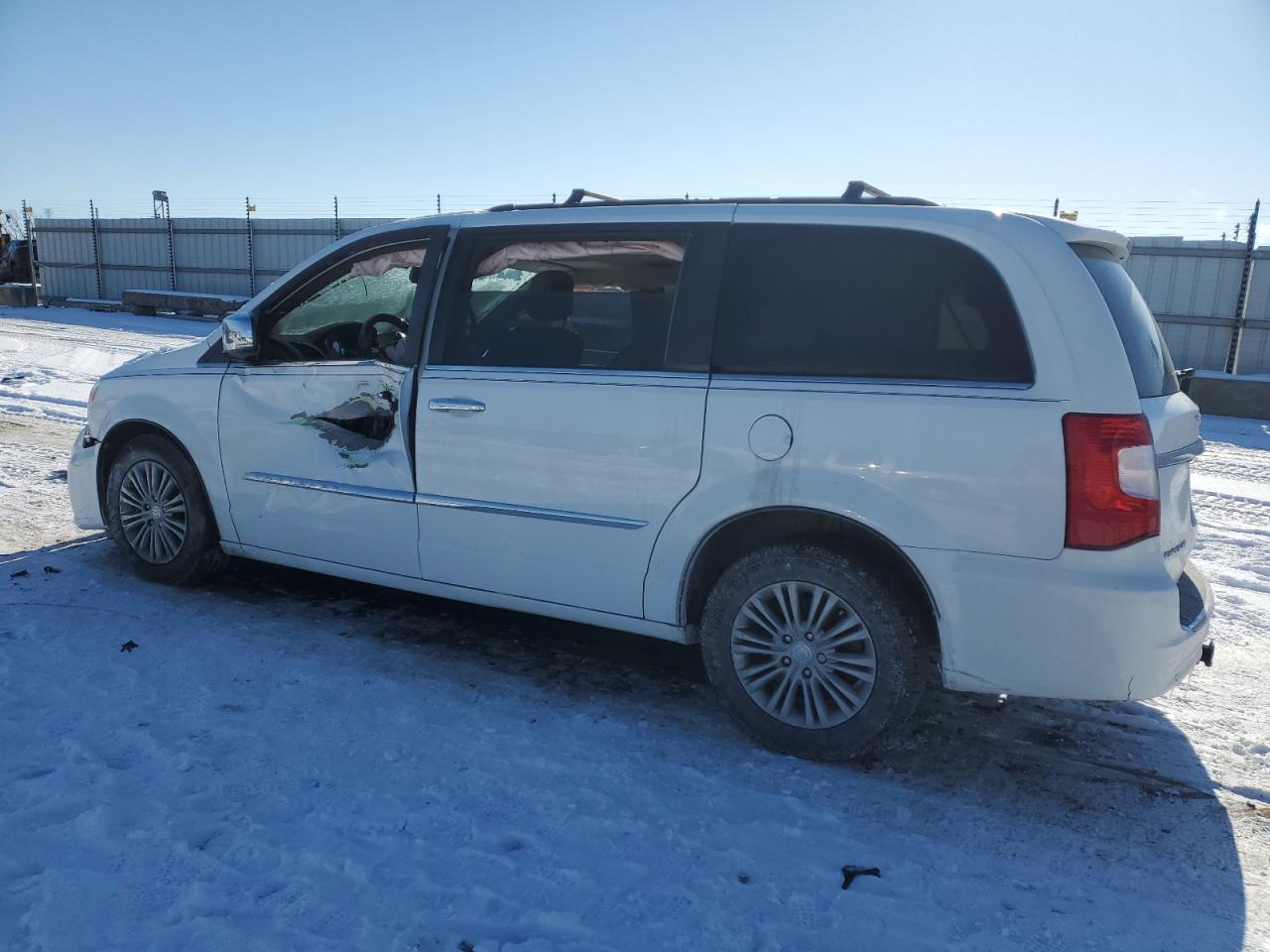 2016 Chrysler Town & Country - Image 2