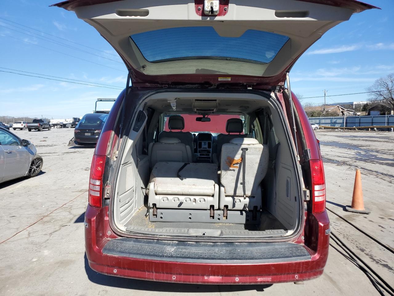 2010 Chrysler Town & Country - Image 6