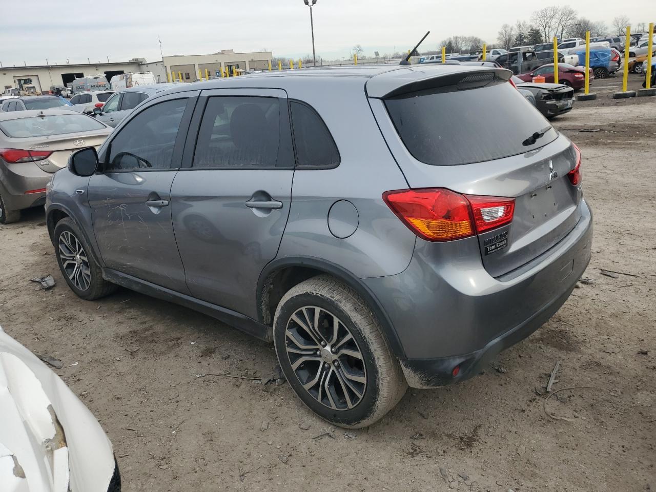 2016 Mitsubishi Outlander - Image 2