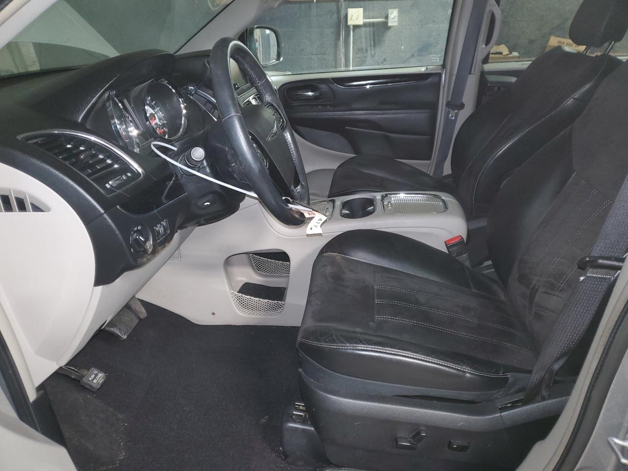 2014 Chrysler Town & Country - Image 7