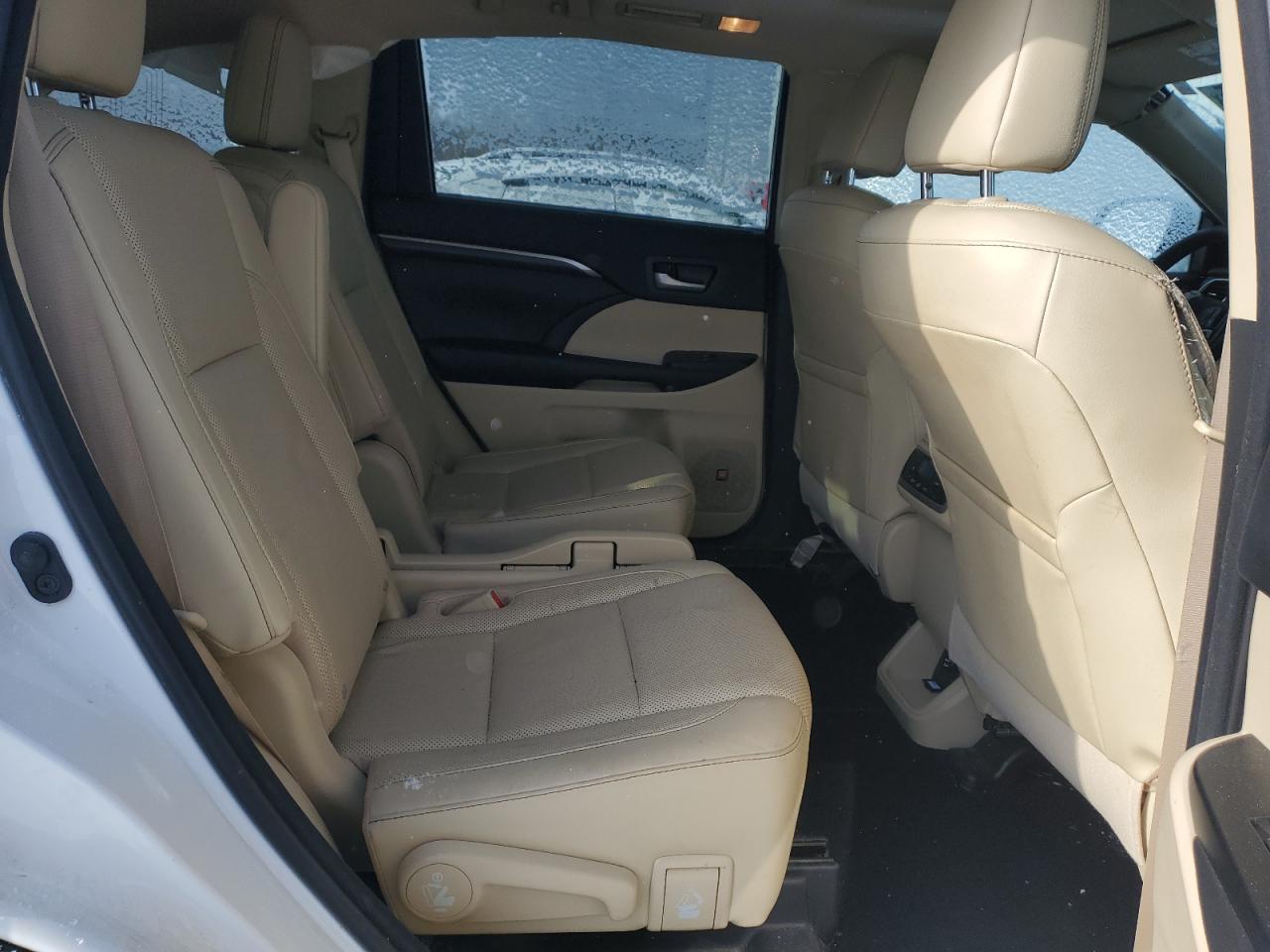 2016 Toyota Highlander - Image 11