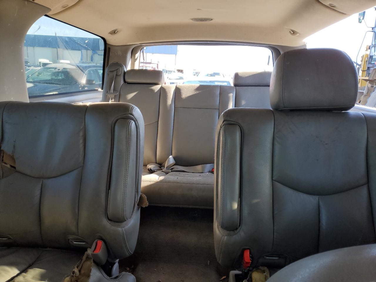 2005 Chevrolet Suburban - Image 10