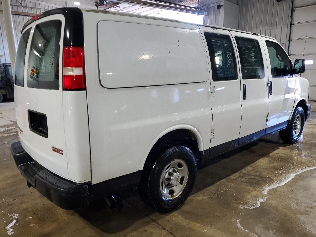 2016 GMC Savana - Image 3