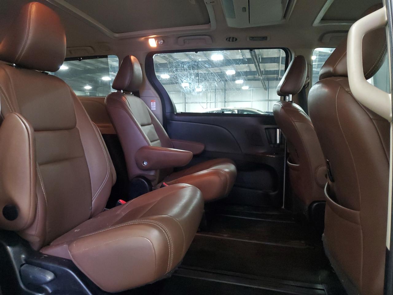 2015 Toyota Sienna - Image 12