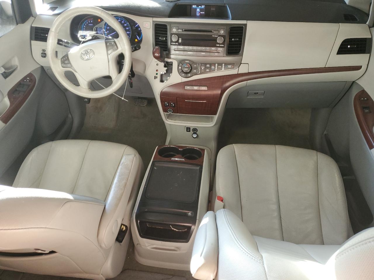 2013 Toyota Sienna - Image 8