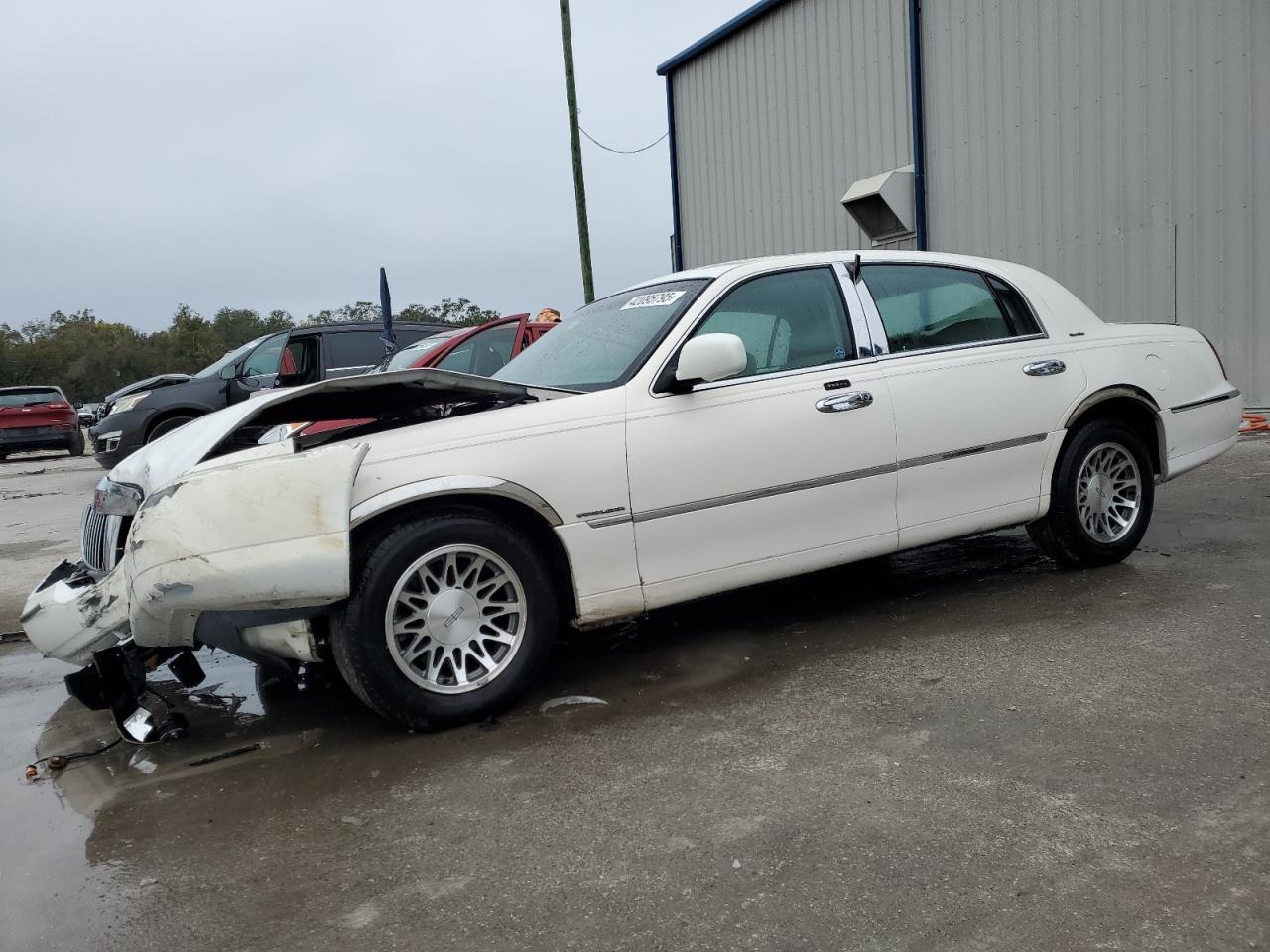 2002 Lincoln Town Car - Image 1