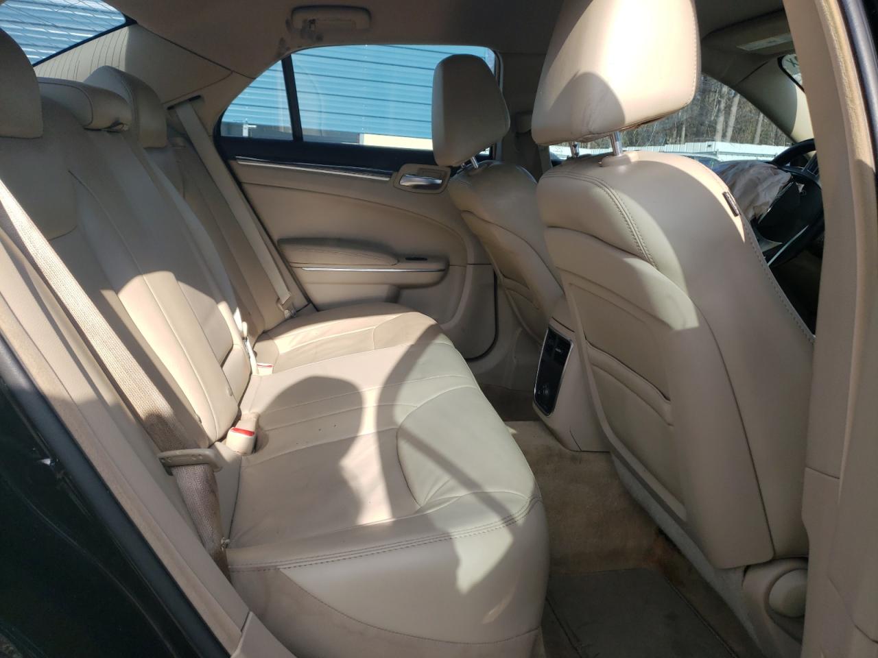 2014 Chrysler 300 - Image 10