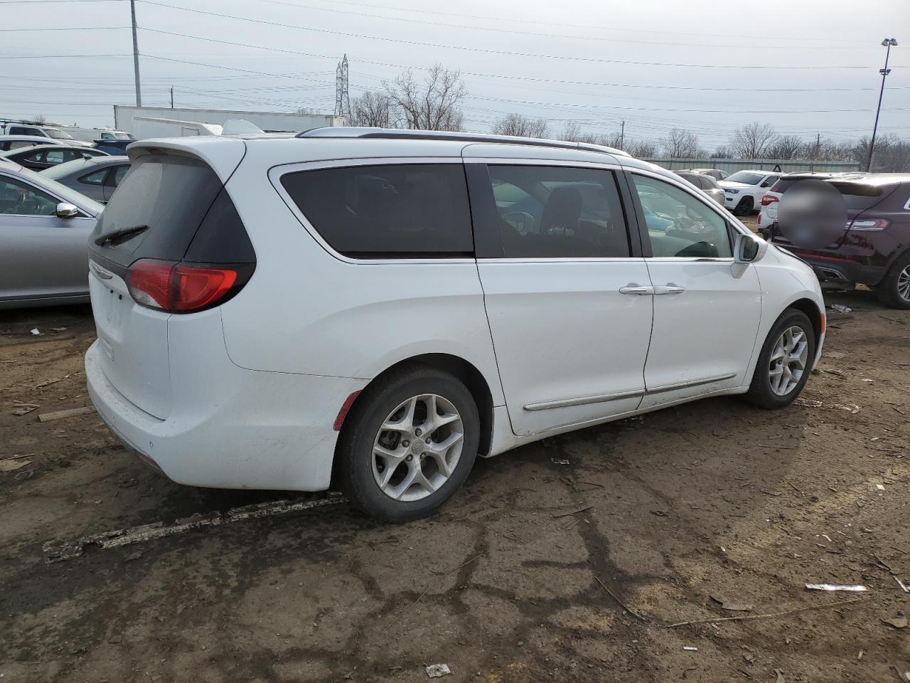 2018 Chrysler Pacifica - Image 3