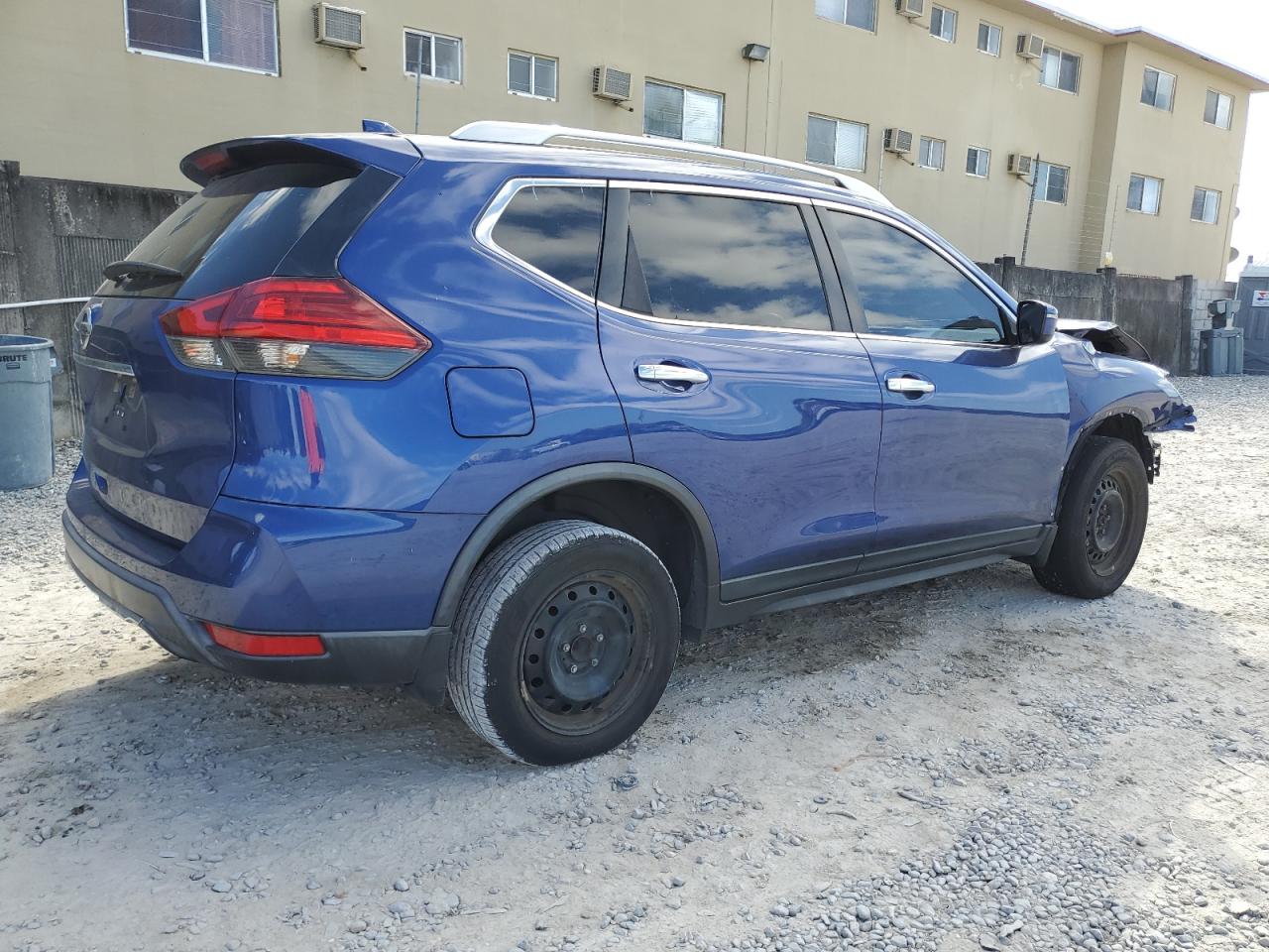 2017 Nissan Rogue - Image 3