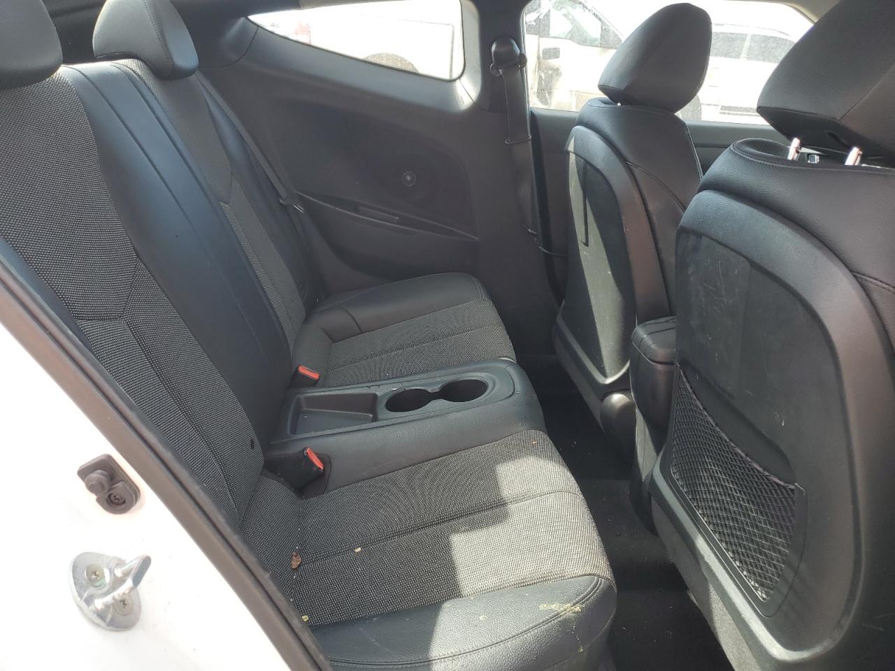 2015 Hyundai Veloster - Image 10