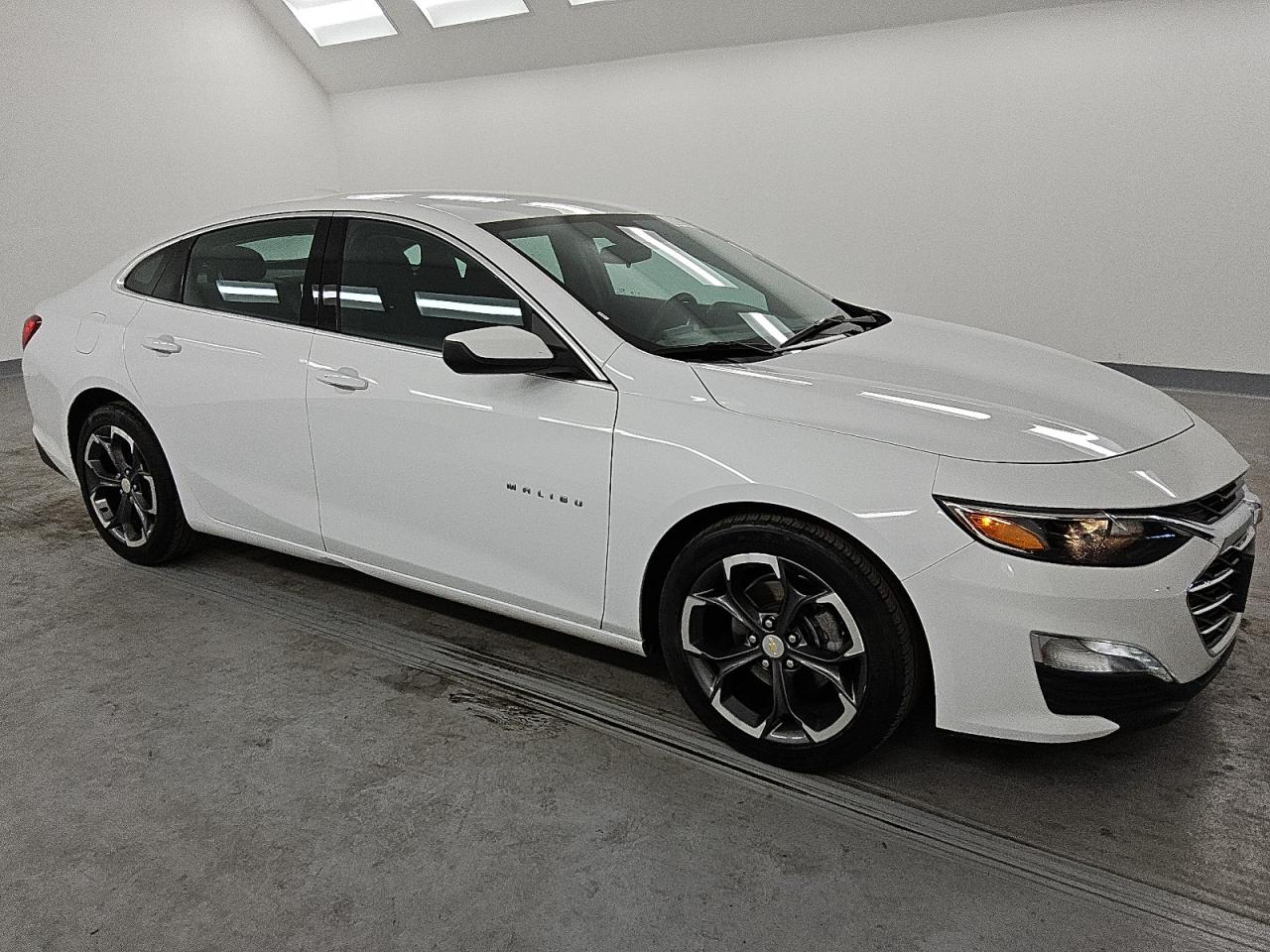 2023 Chevrolet Malibu - Image 4
