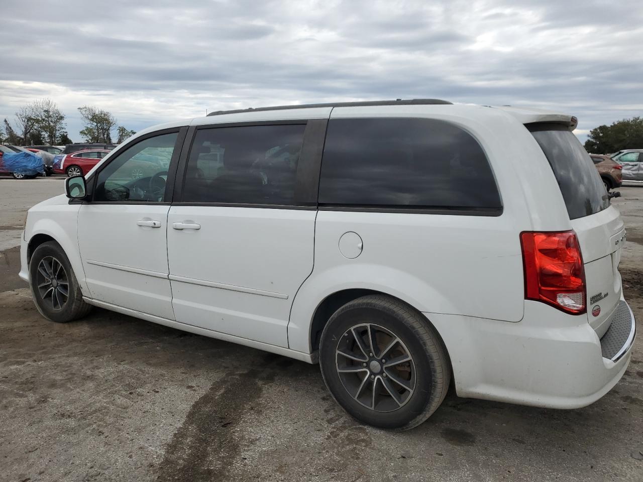 2016 Dodge Caravan - Image 2