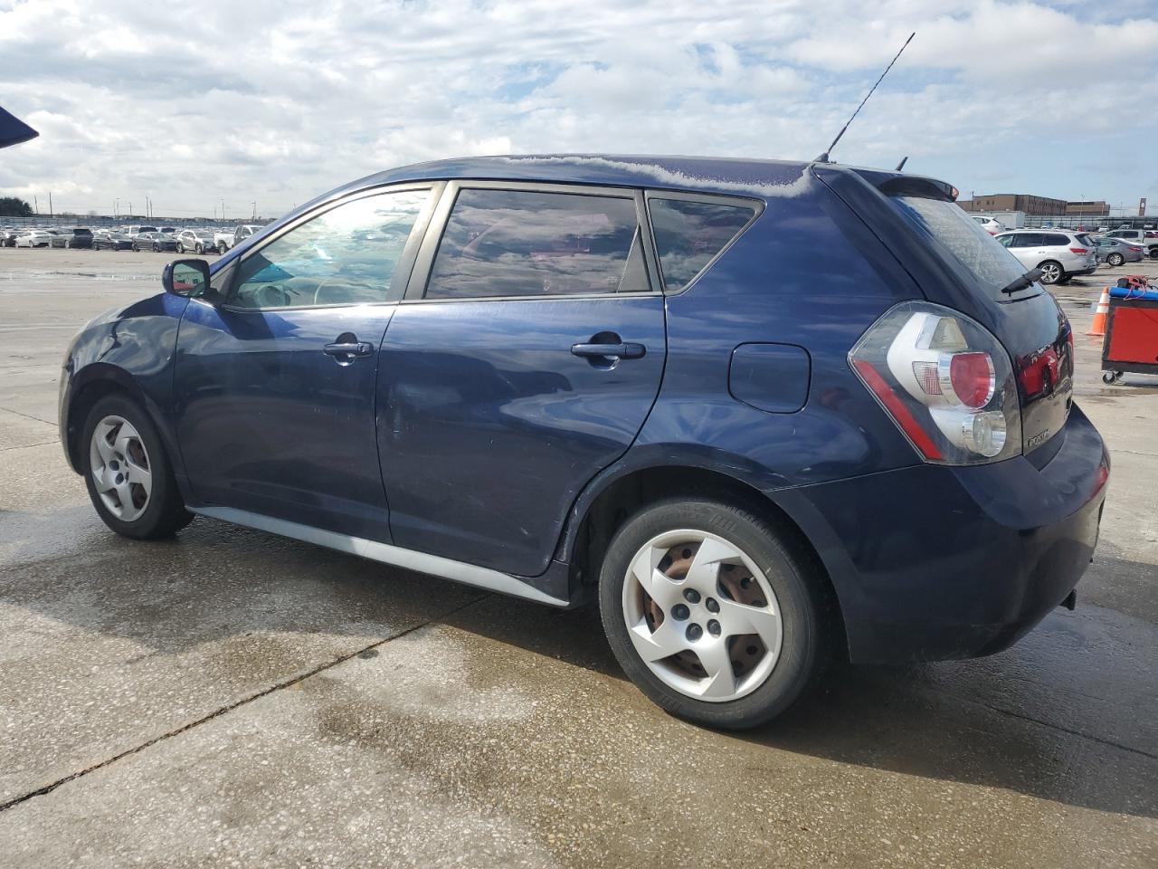 2009 Pontiac Vibe - Image 2