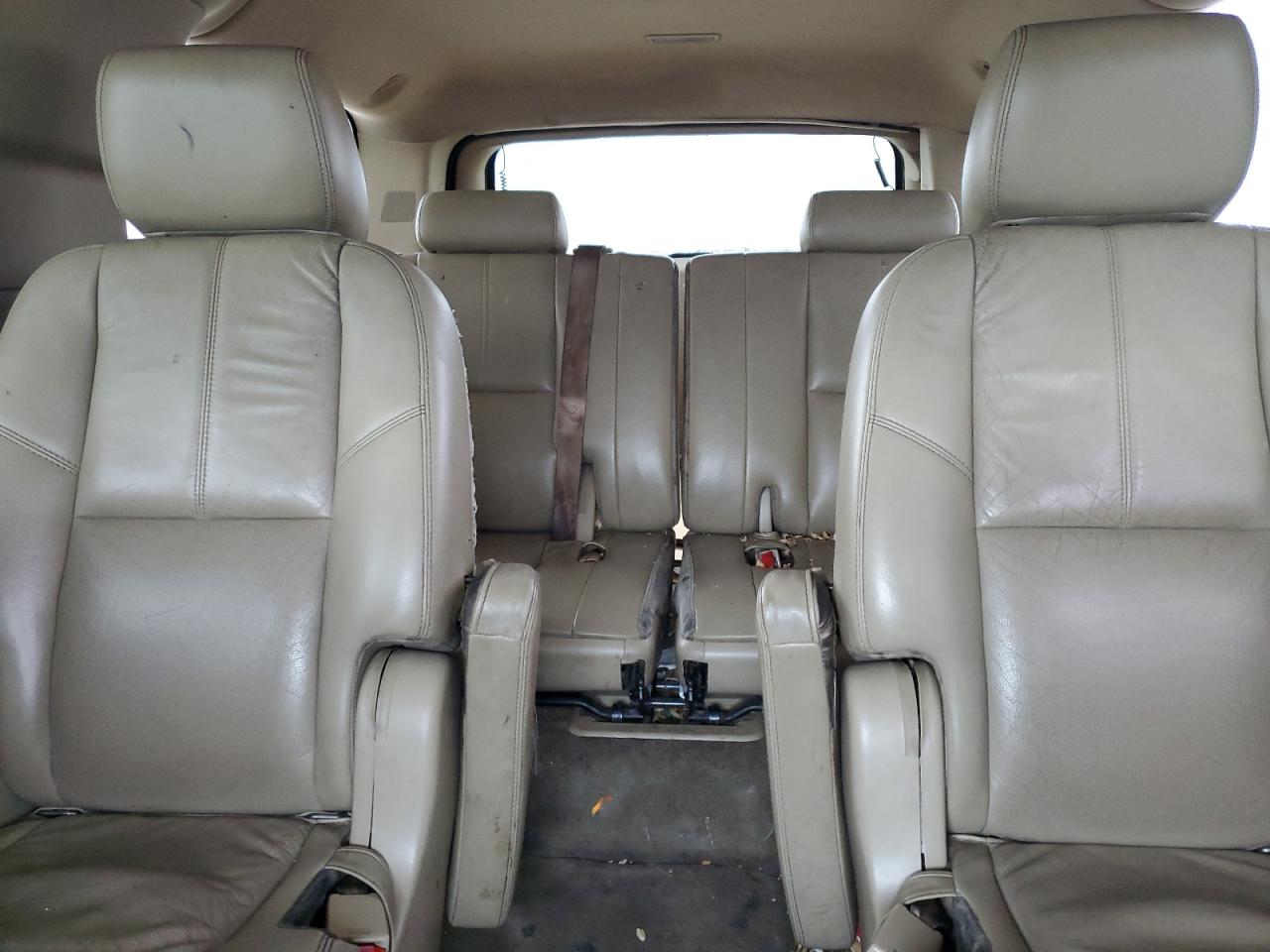 2011 Chevrolet Suburban - Image 10