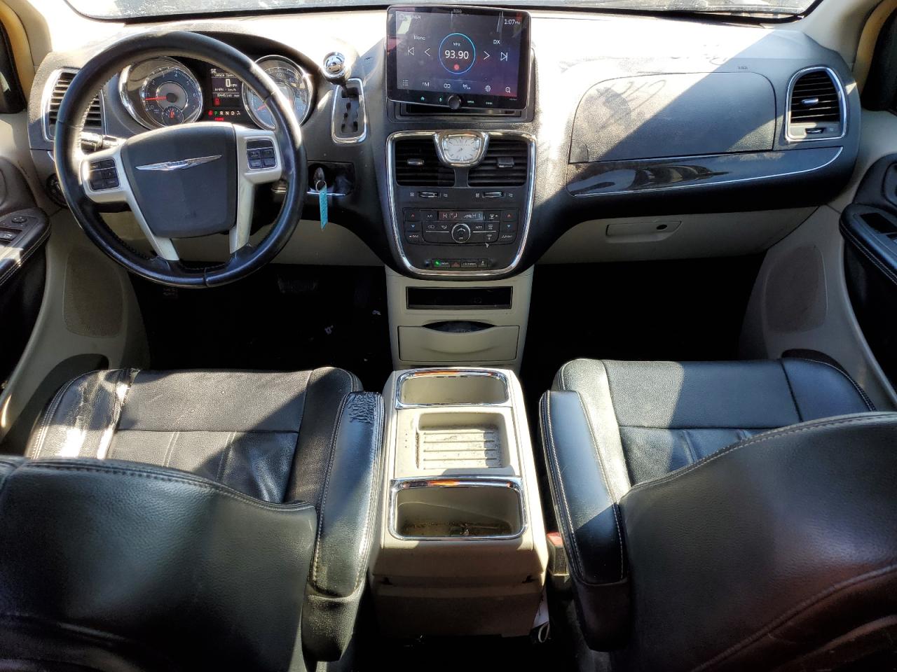 2014 Chrysler Town & Country - Image 8