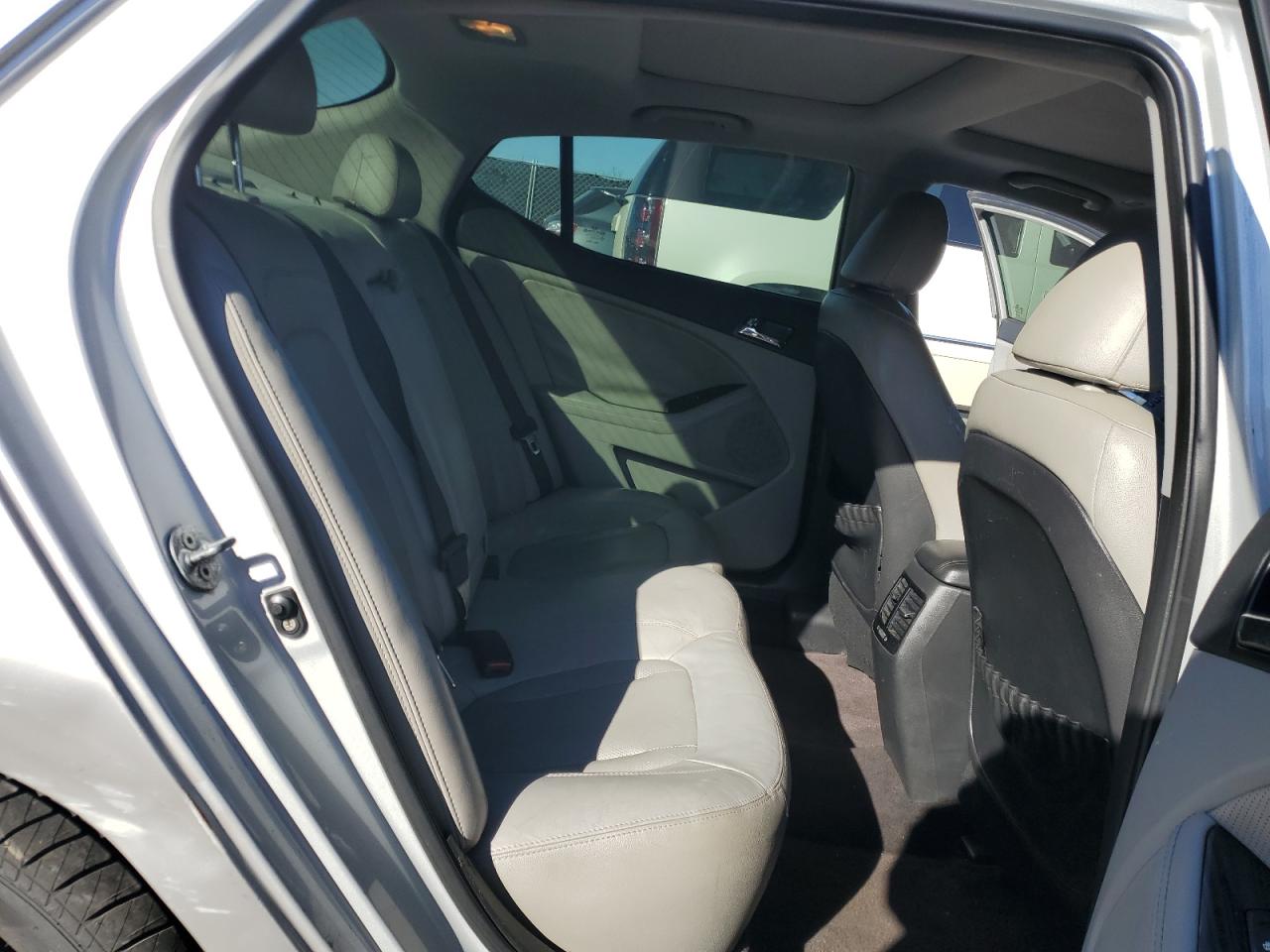 2011 Kia Optima - Image 10