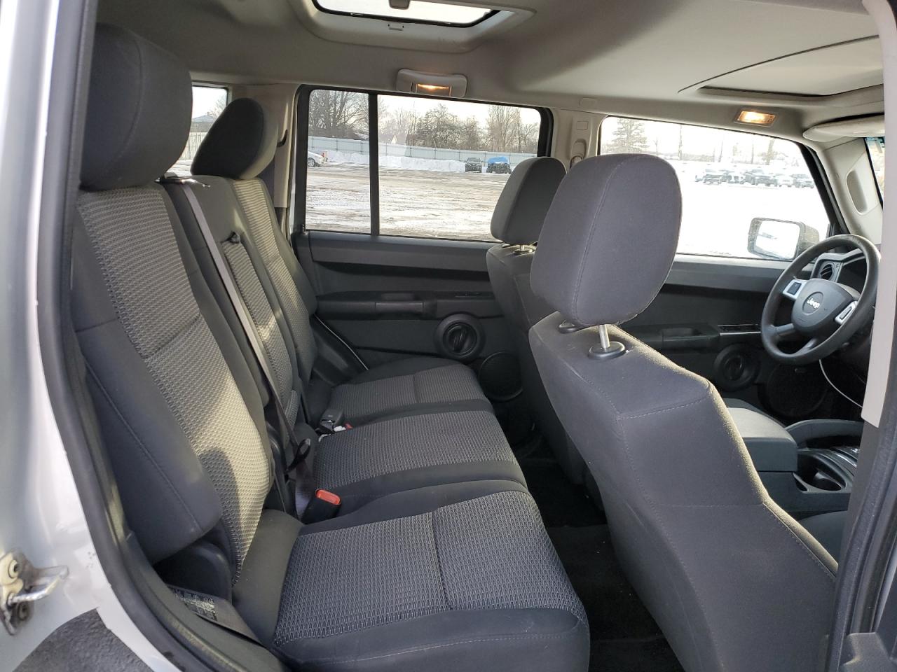 2008 Jeep Commander - Image 11