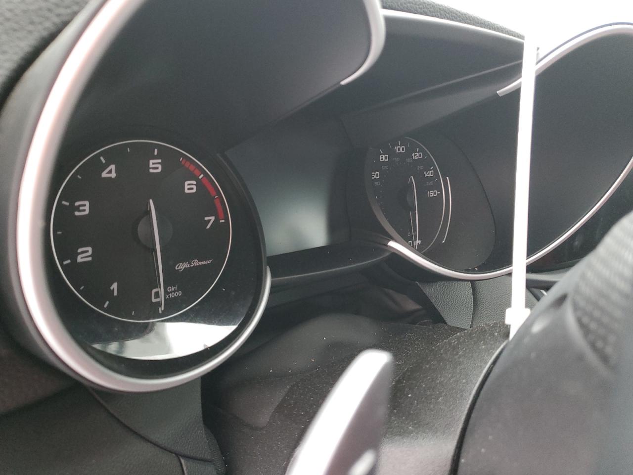 2022 Alfa Romeo Giulia - Image 9