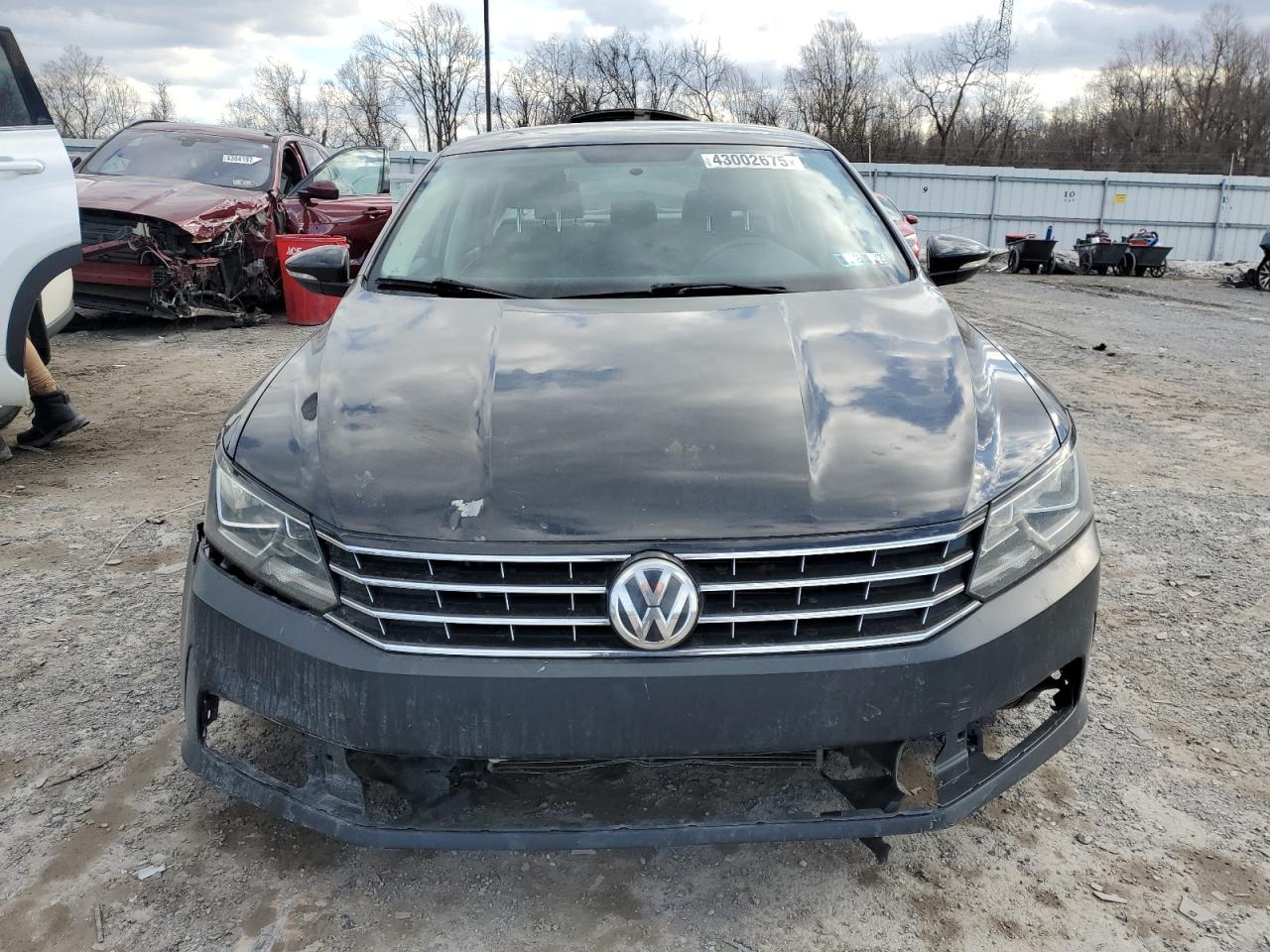 2017 Volkswagen Passat - Image 5