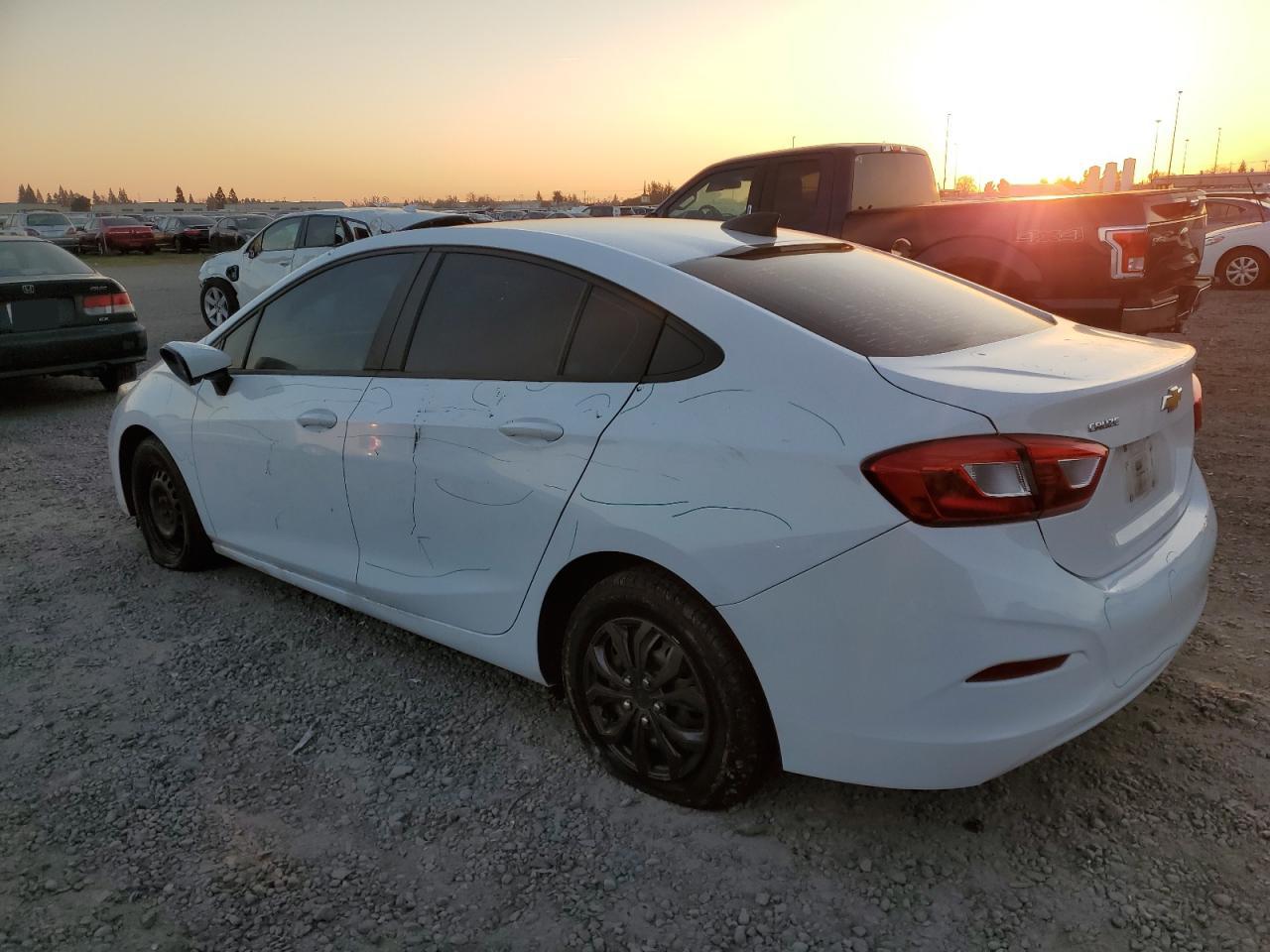 2018 Chevrolet Cruze - Image 2