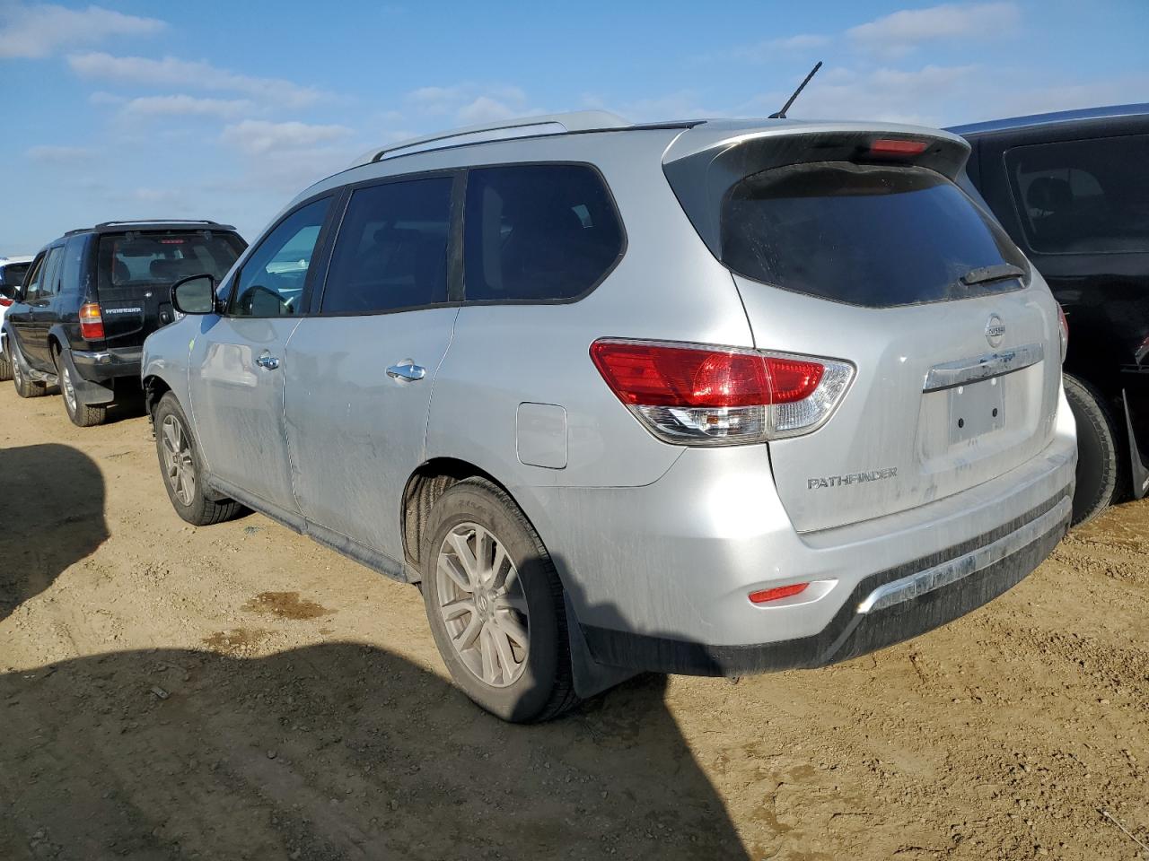 2015 Nissan Pathfinder - Image 2