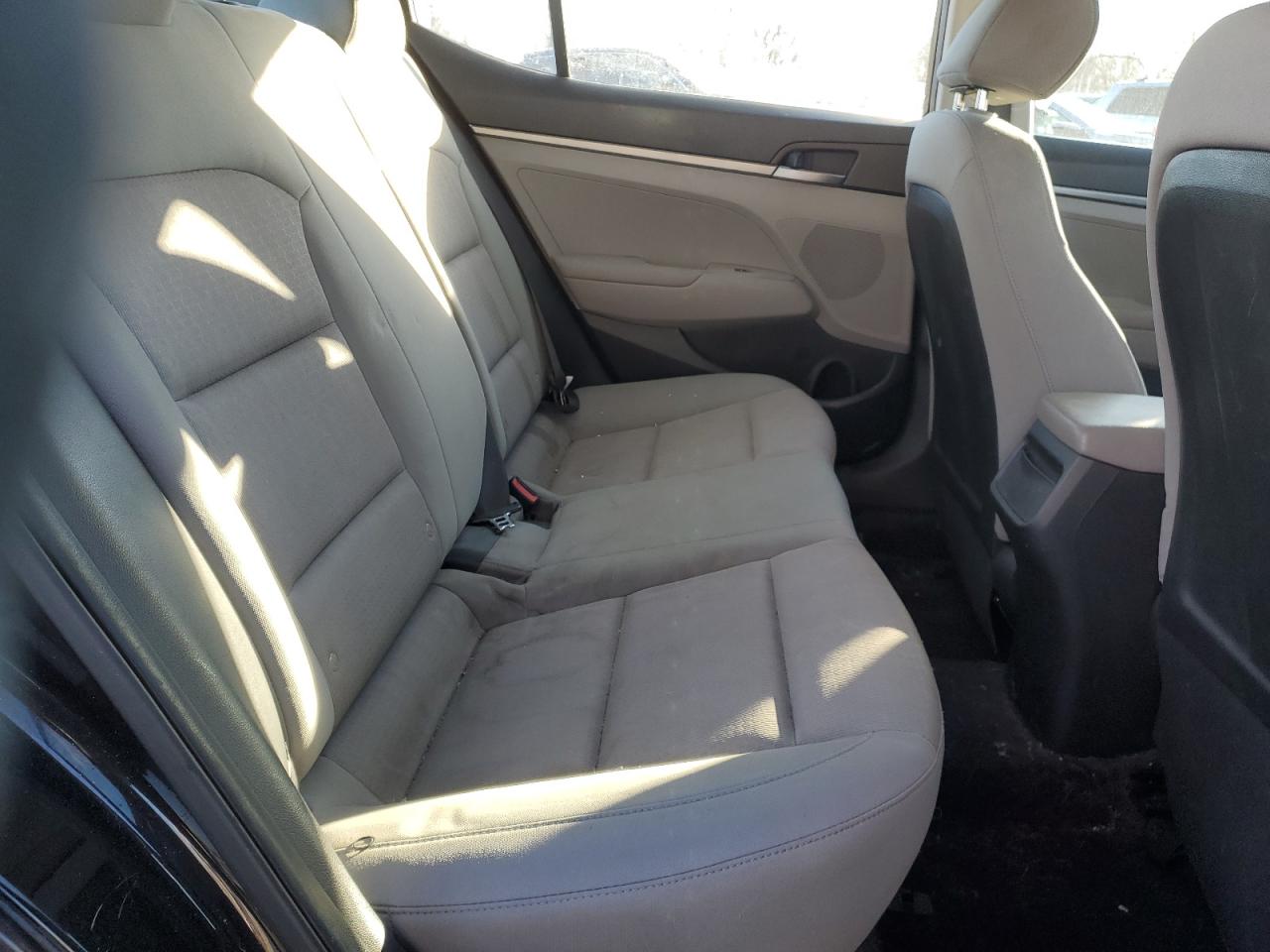 2017 Hyundai Elantra - Image 11