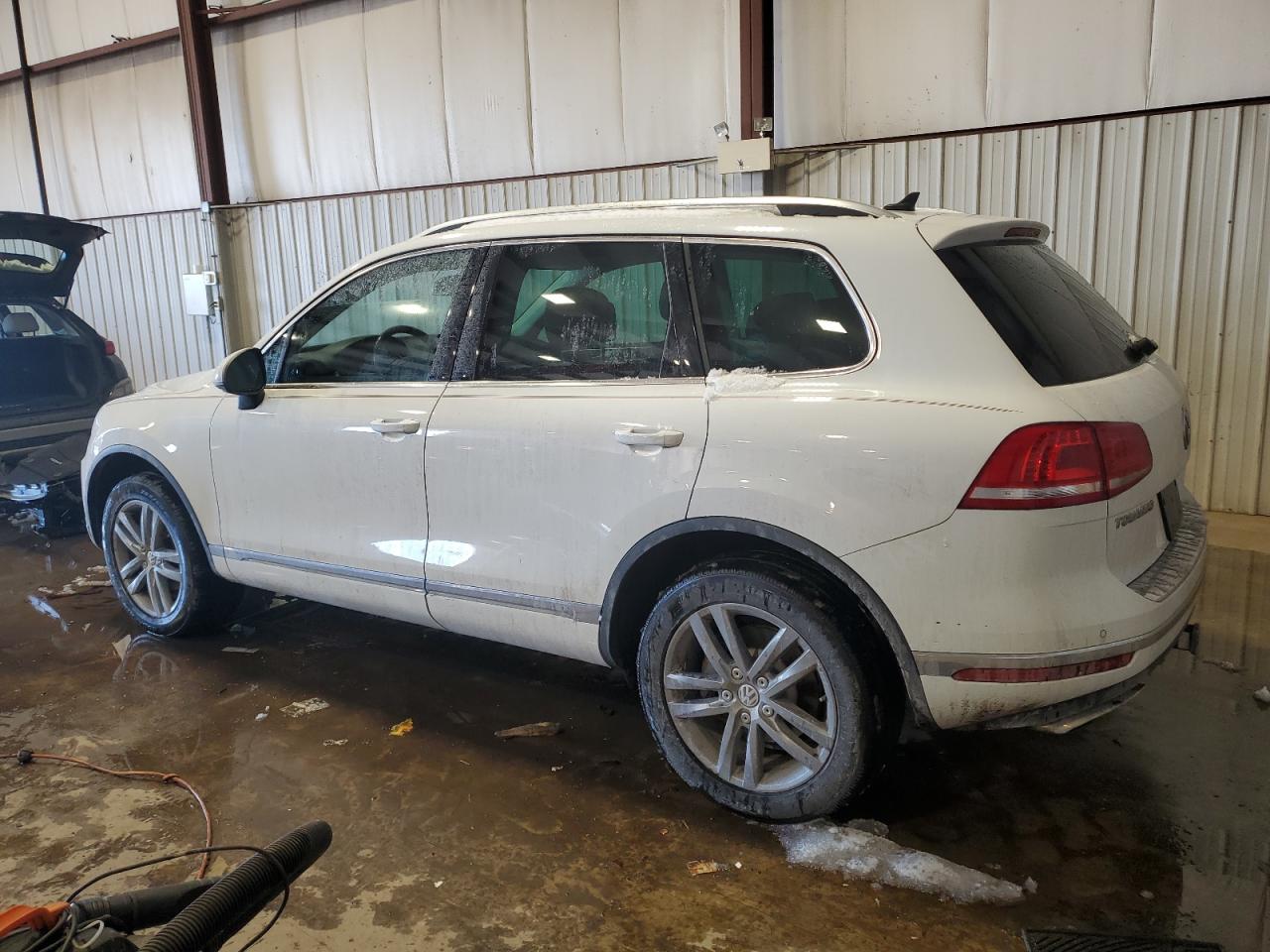 VIN WVGEP9BP2FD007142 2015 VOLKSWAGEN TOUAREG no.2