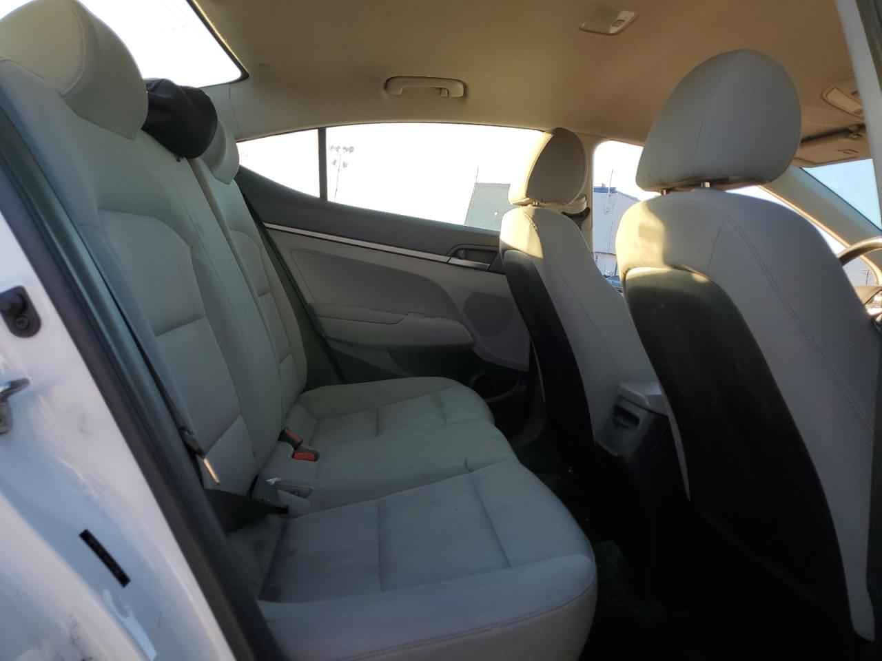 2017 Hyundai Elantra - Image 10