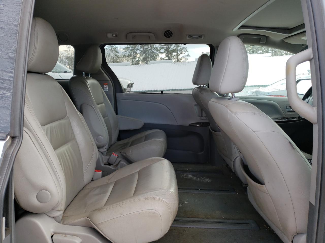 2016 Toyota Sienna - Image 11