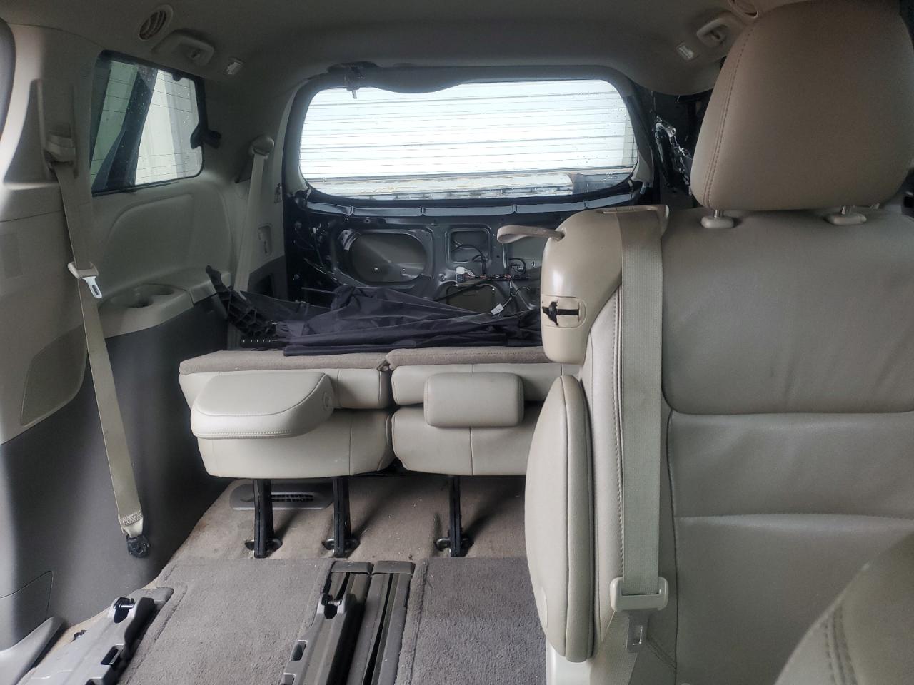 2015 Toyota Sienna - Image 10